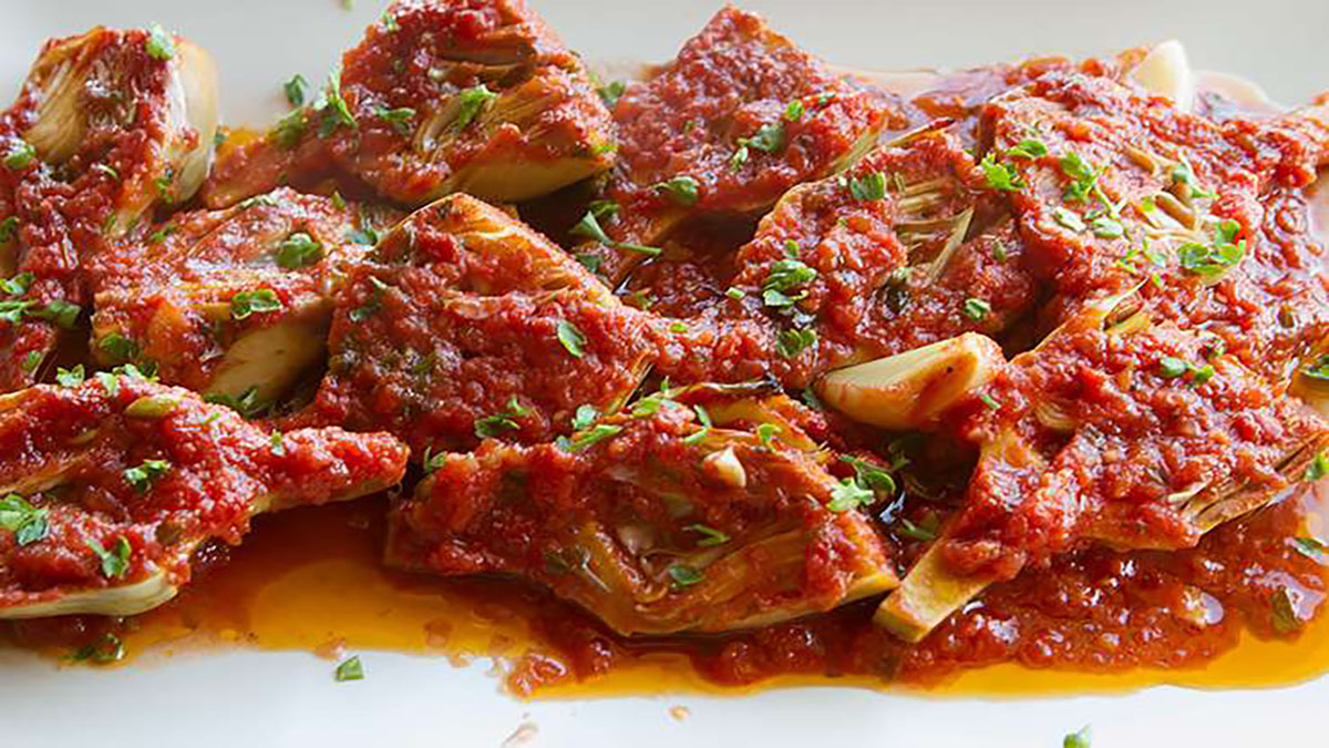 Αγκινάρες κοκκινιστές: ένα παραδοσιακό ελληνικό πιάτο