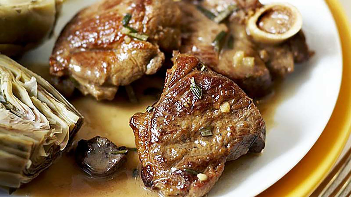 Αρνάκι με κάπαρη ελιές και αγκινάρες: Μια εξαιρετική συνταγή