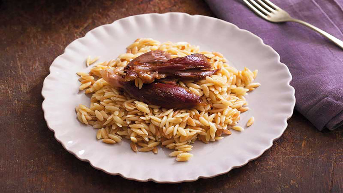 Αρνί γιουβέτσι με κριθαράκι και τυρί: νόστιμο ελληνικό πιάτο