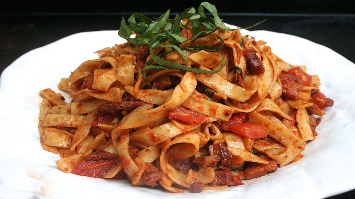 Φετουτσίνι με Σαλάμι και Λιαστές Ντομάτες