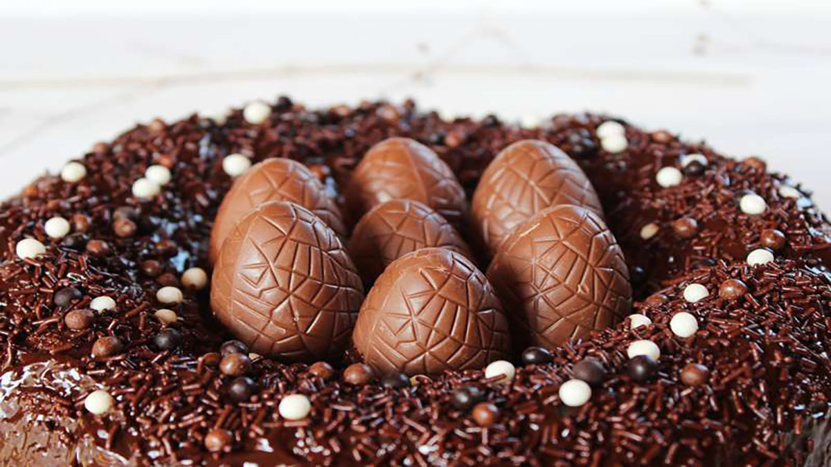 Κέικ σοκολάτα φωλιά: λαχταριστή συνταγή που θα εντυπωσιάσει