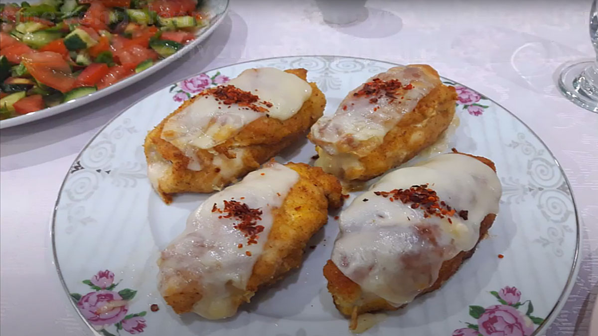 Κοτόπουλο με παστουρμα: μια εκλεπτυσμένη και νόστιμη συνταγή