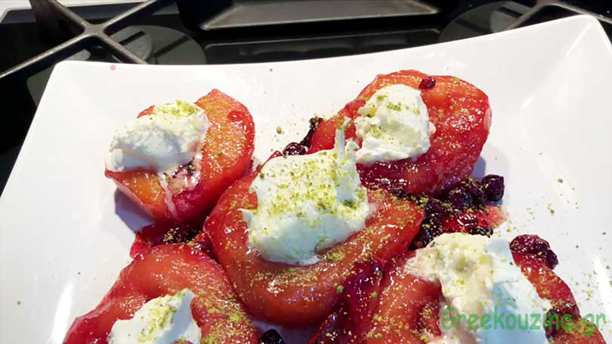 Κυδώνια ψητά με μαύρη ζάχαρη και σαντιγί όλο γεύση