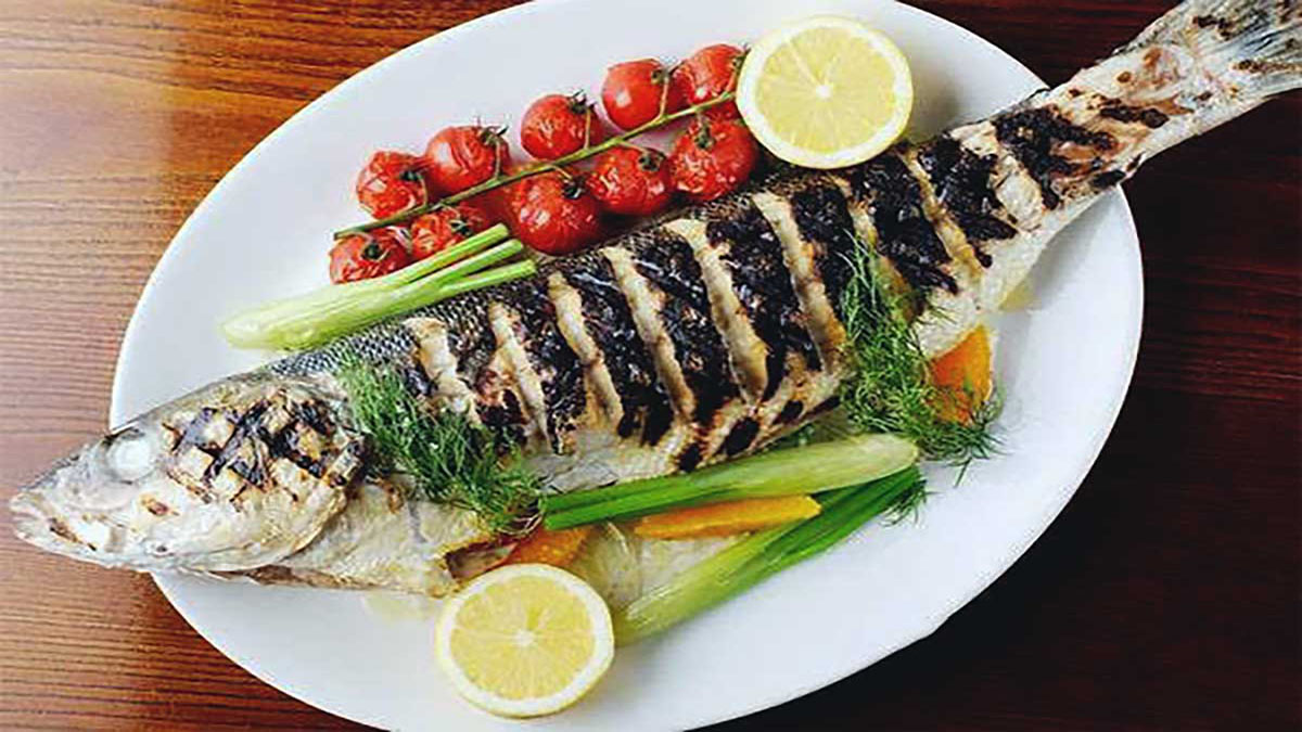 Λαυράκι στο φούρνο ψημένο σε αλουμινόχαρτο