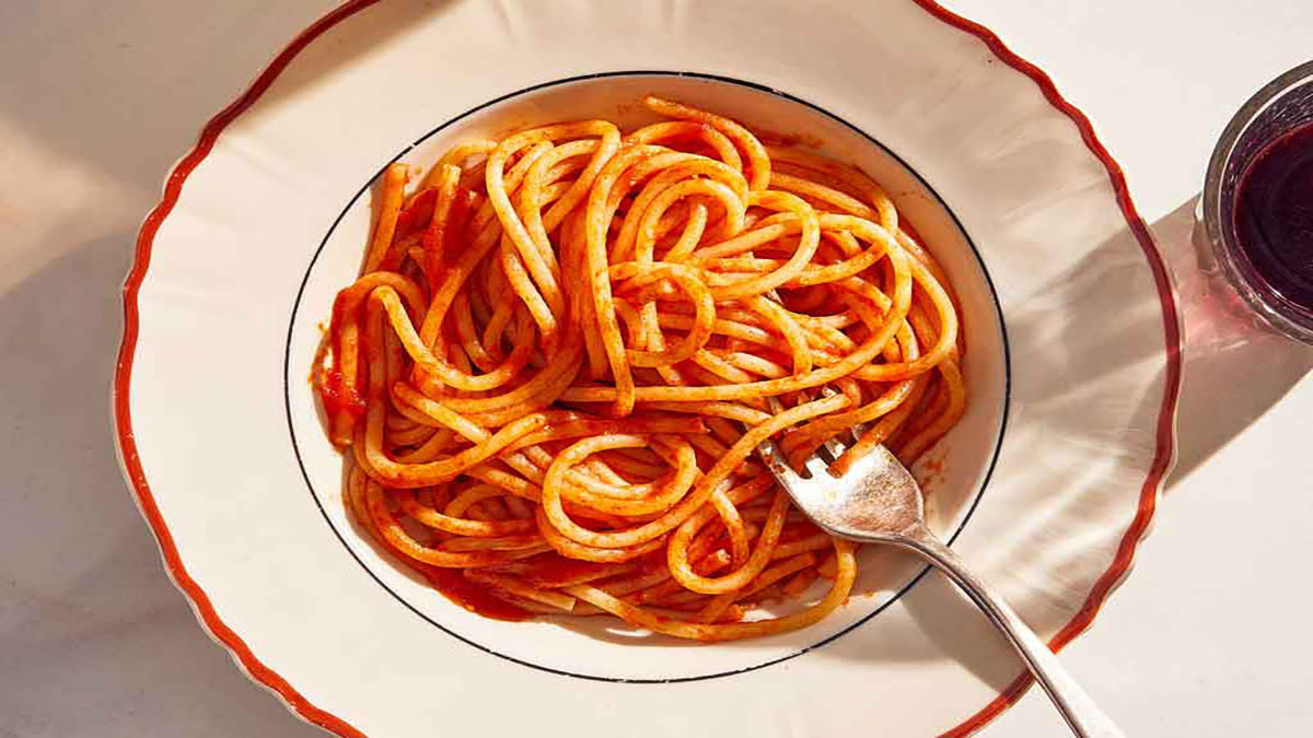 Μακαρόνια με σάλτσα ντομάτας