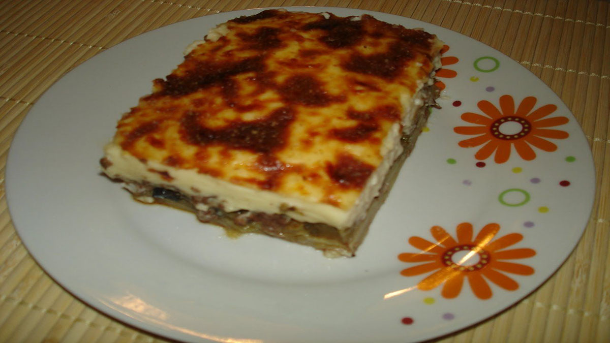 Πατατομουσακάς: Μια Ελληνική Σπιτική Συνταγή για Νόστιμο Φαγητό