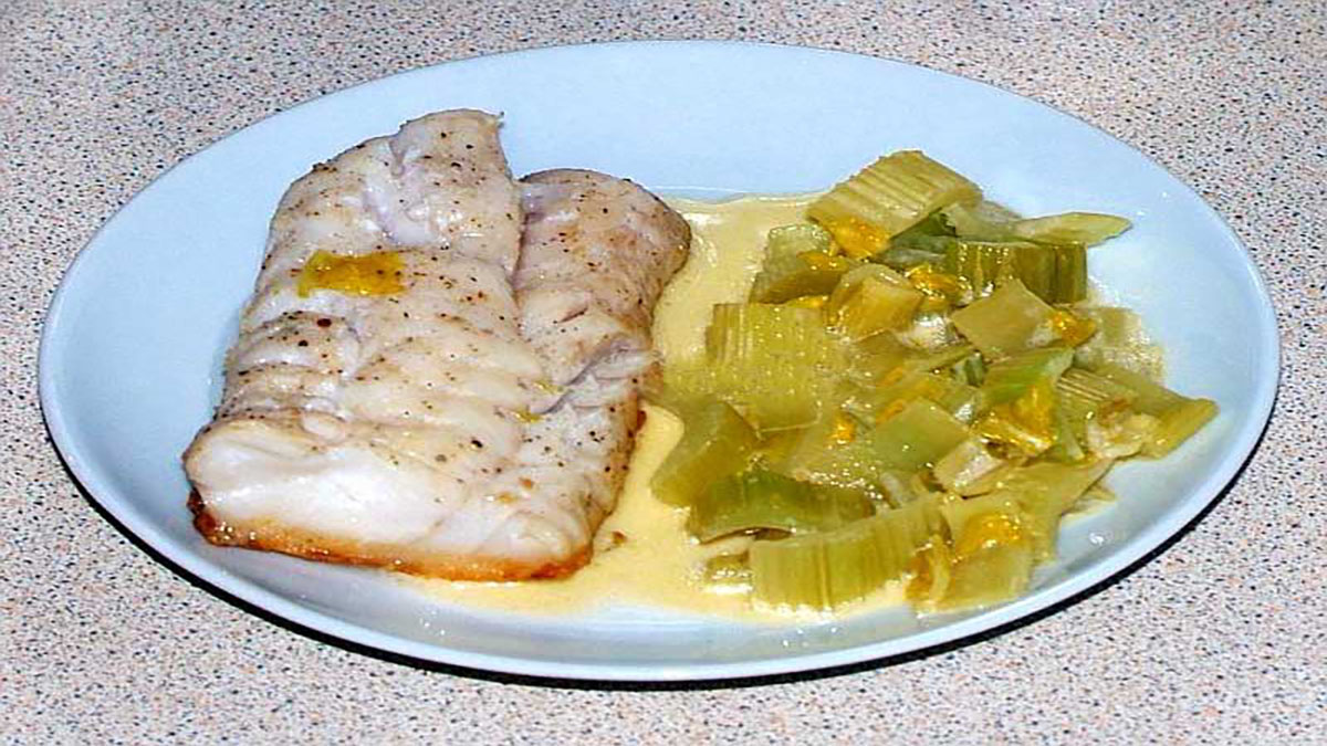 Μπακαλιάρος με σέλινο για νόστιμο φαγητό με λίγες θερμίδες.