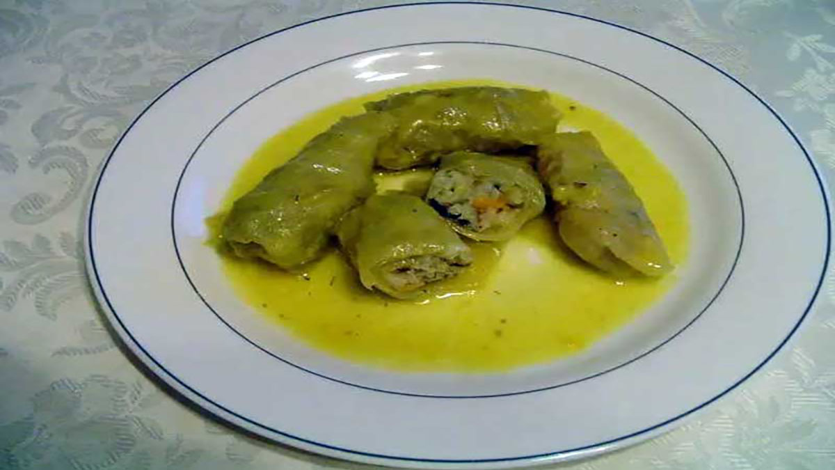 Ντολμαδάκια με μπακαλιάρο αυγολέμονο: πιάτο γεμάτο γεύση