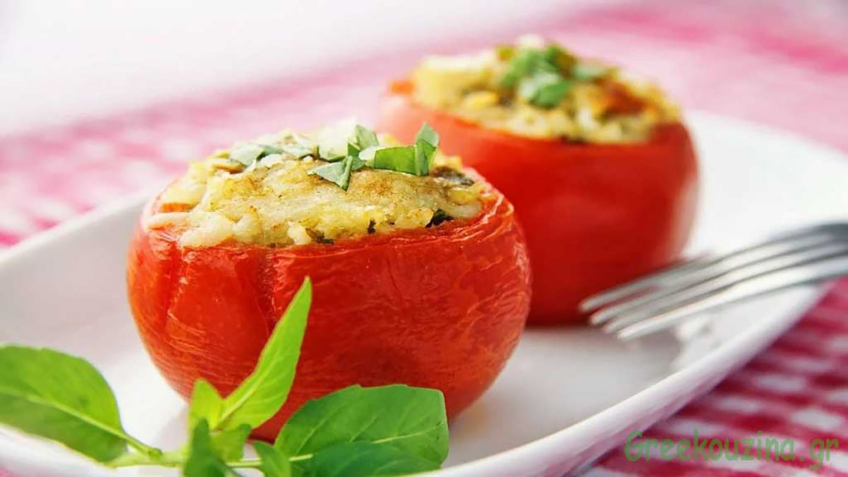 Ντομάτες γεμιστές με ζυμαρικά και σάλτσα πέστο
