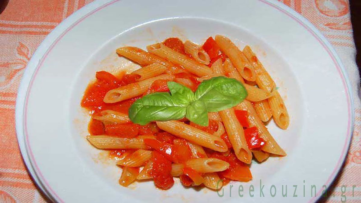 Πένες στο φούρνο με σάλτσα ντομάτας: εύκολο και νόστιμο