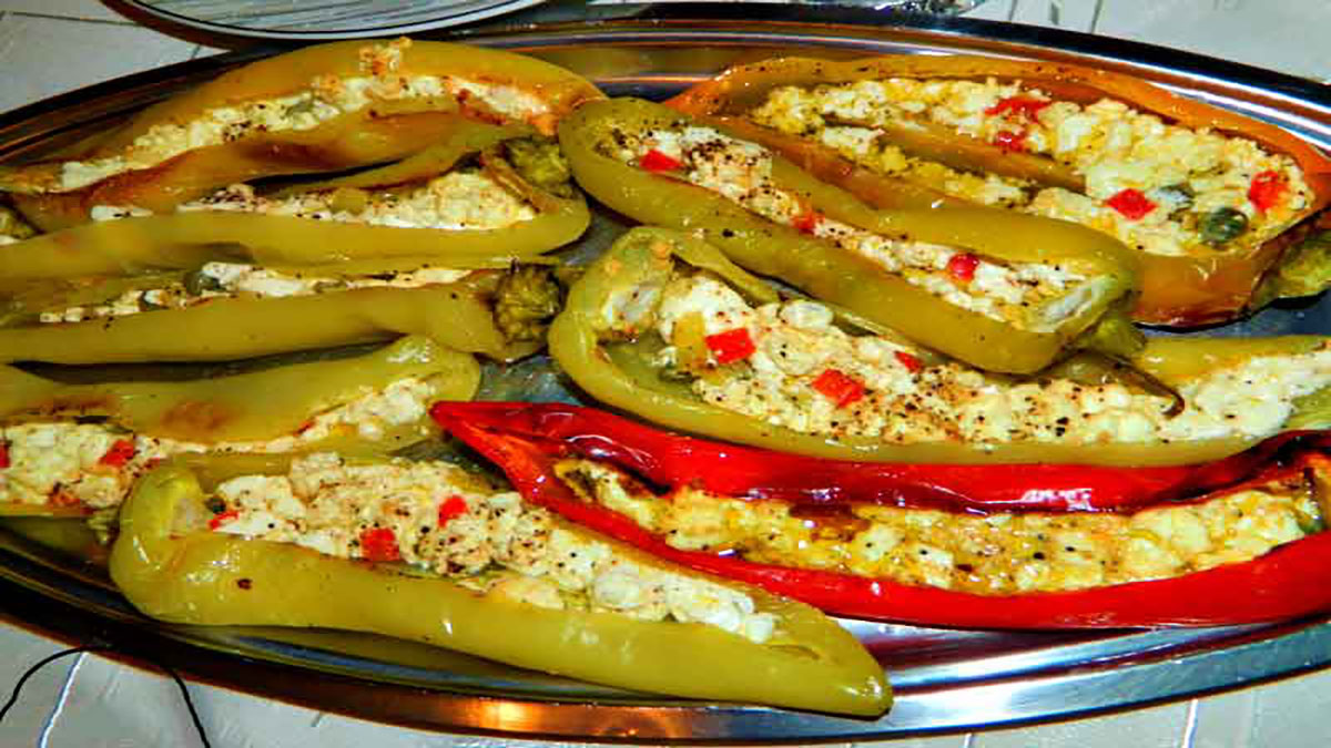 Πιπεριές γεμιστές μέ σάλτσα