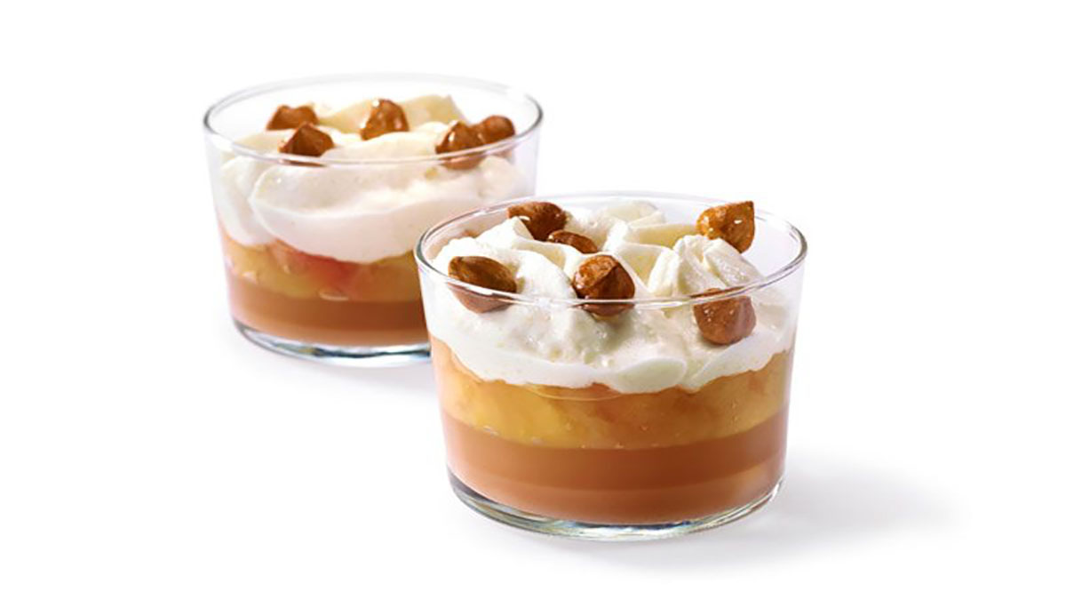 Μους σοκολάτας στο ποτήρι με κεράσια γαρνιτούρα