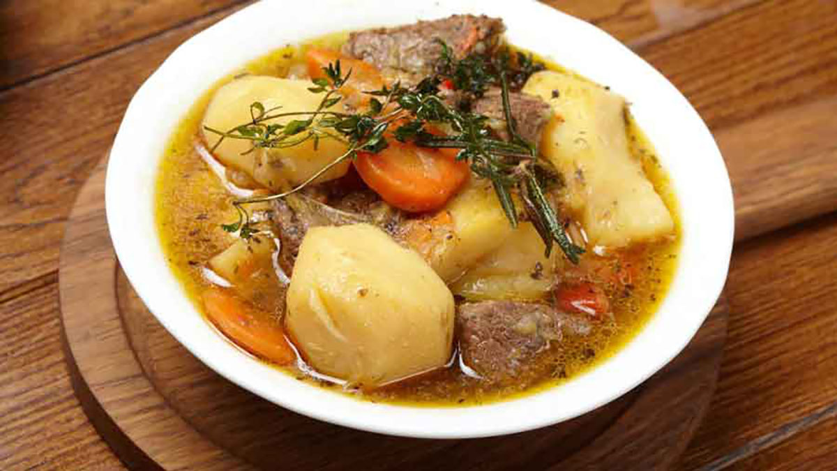 Βραστό με ποικιλία λαχανικών: πιάτο πλούσια γεύση και άρωμα