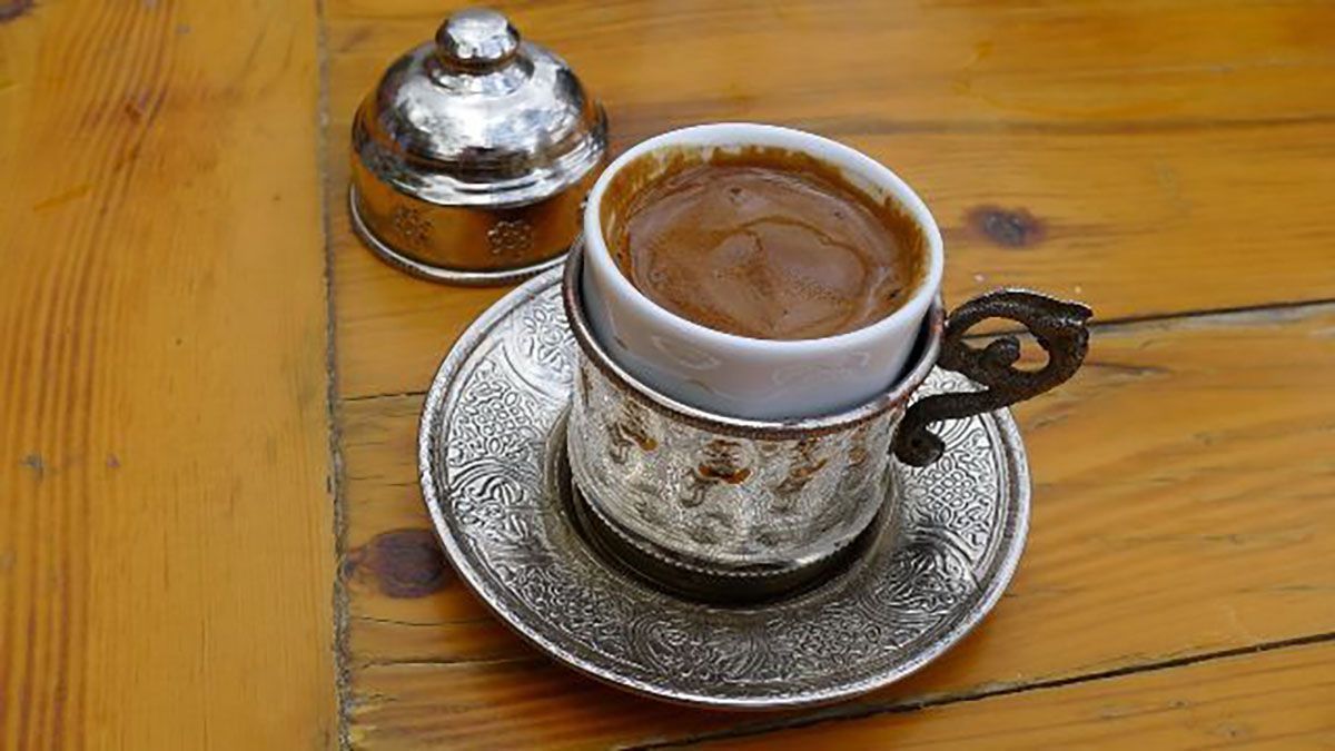 Ελληνικός καφές μέτριος βραστός: η καθημερινή απόλαυση