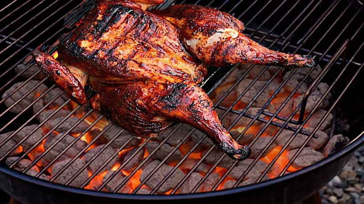 Ολόκληρο κοτόπουλο στα κάρβουνα: σκέτη νοστιμιά
