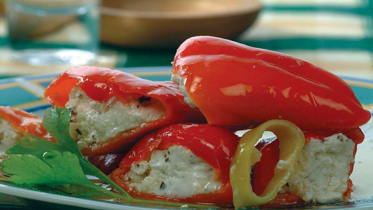 Ψητές πιπεριές με σκορδάτη σάλτσα: πικάντικος μεζές